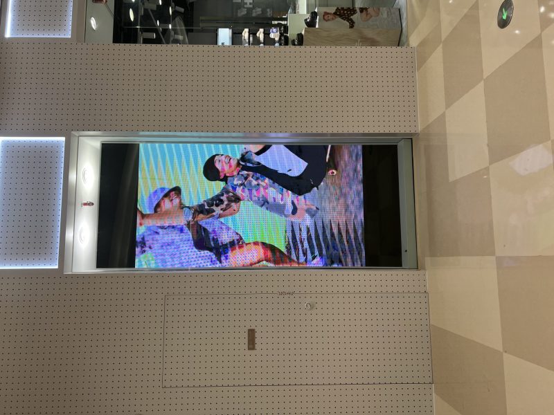 南行LED显示屏使用在长沙时尚服装店案例